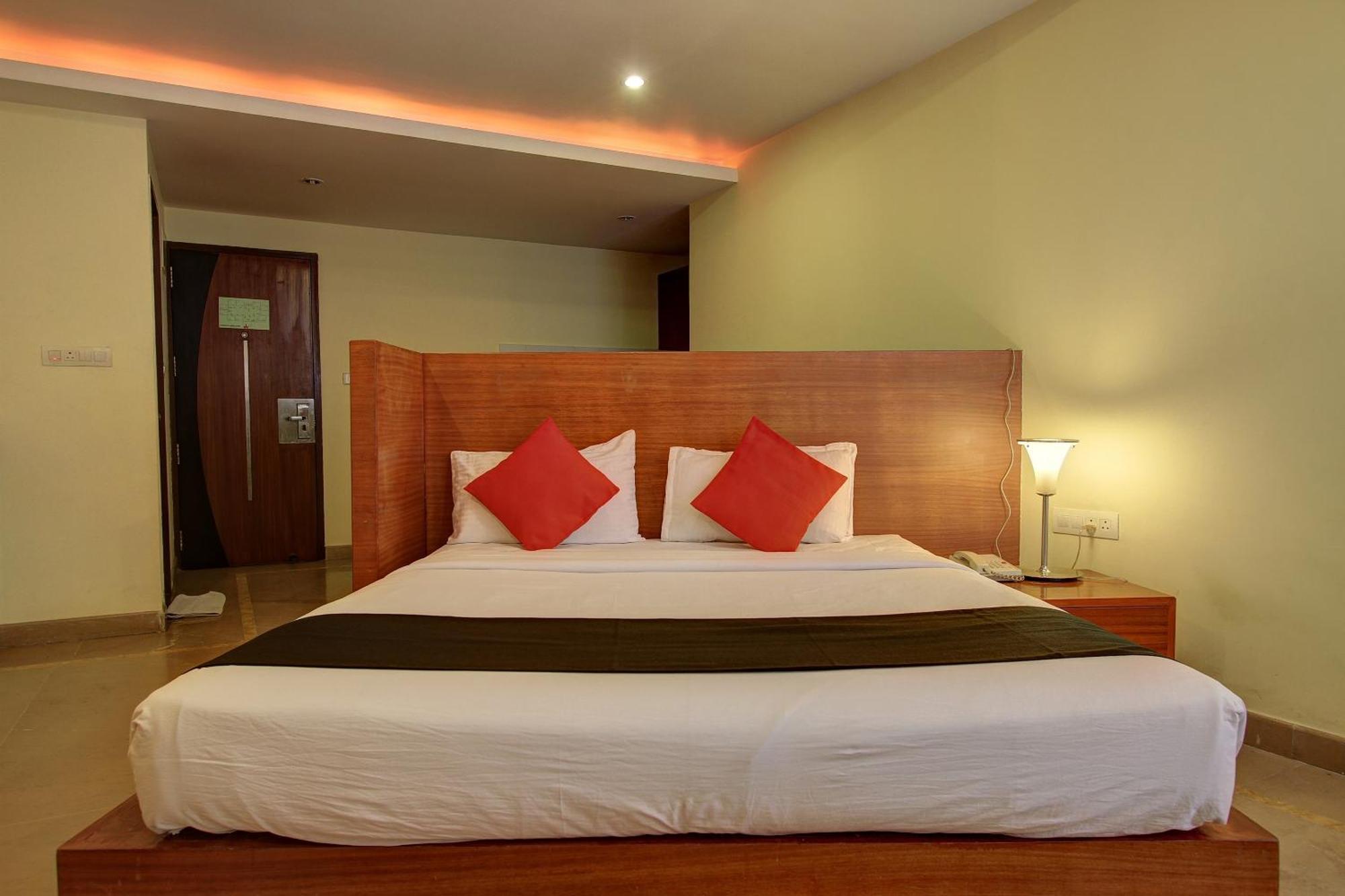 Отель Townhouse Jp Residency Near Delhi Airport Нью-Дели Экстерьер фото