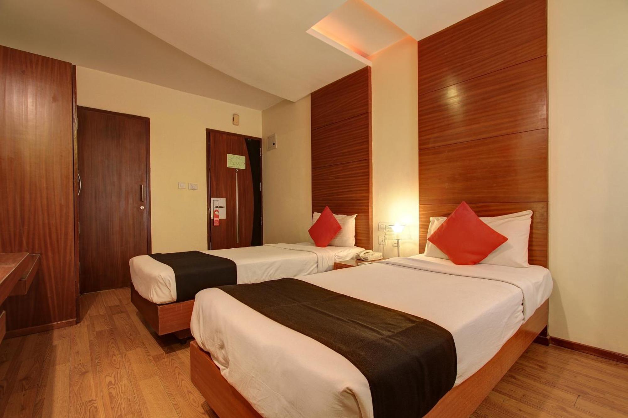Отель Townhouse Jp Residency Near Delhi Airport Нью-Дели Экстерьер фото