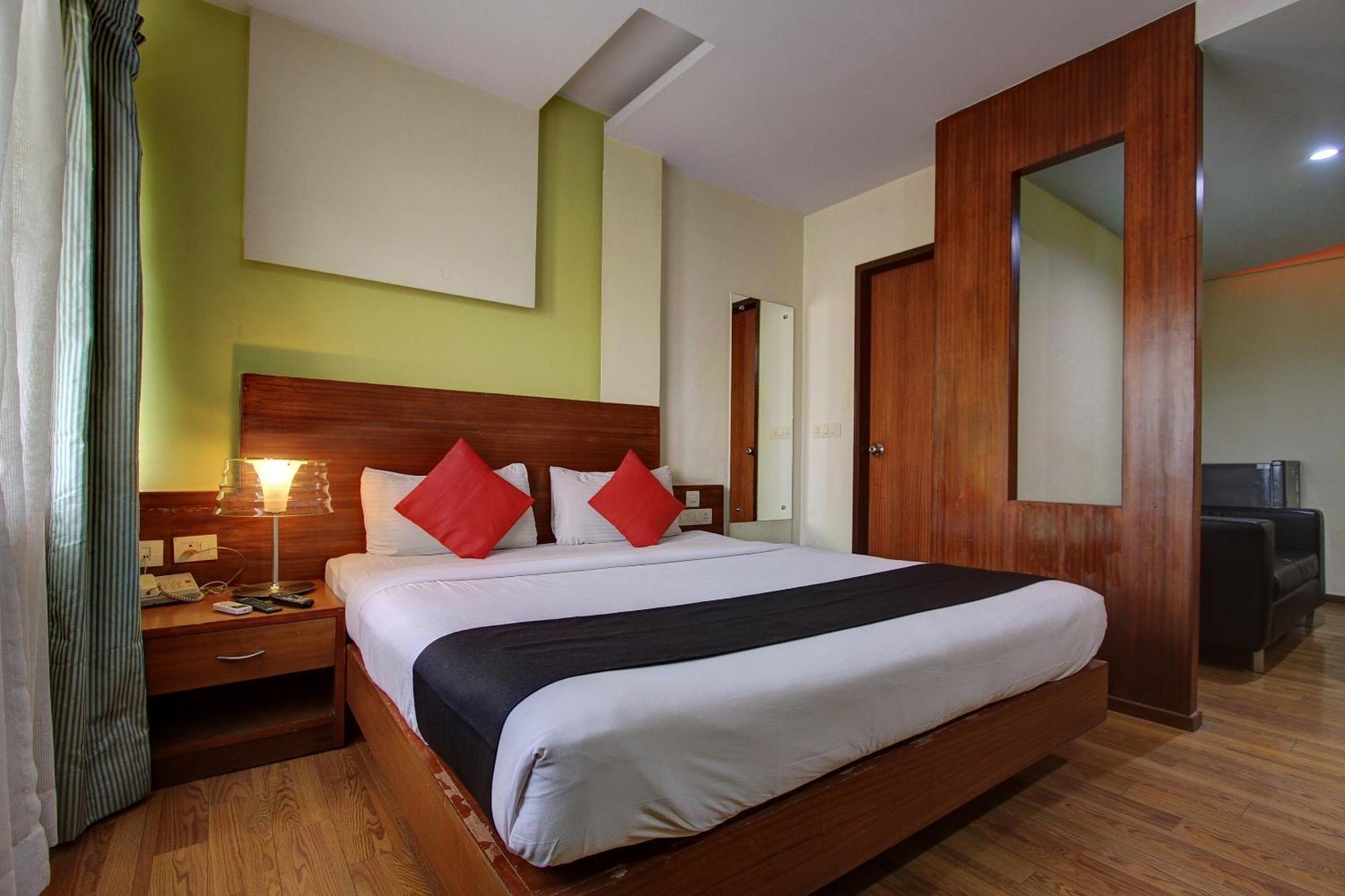 Отель Townhouse Jp Residency Near Delhi Airport Нью-Дели Экстерьер фото
